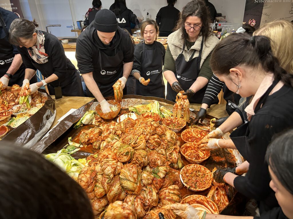 한국문화원 해로에 김치 기부